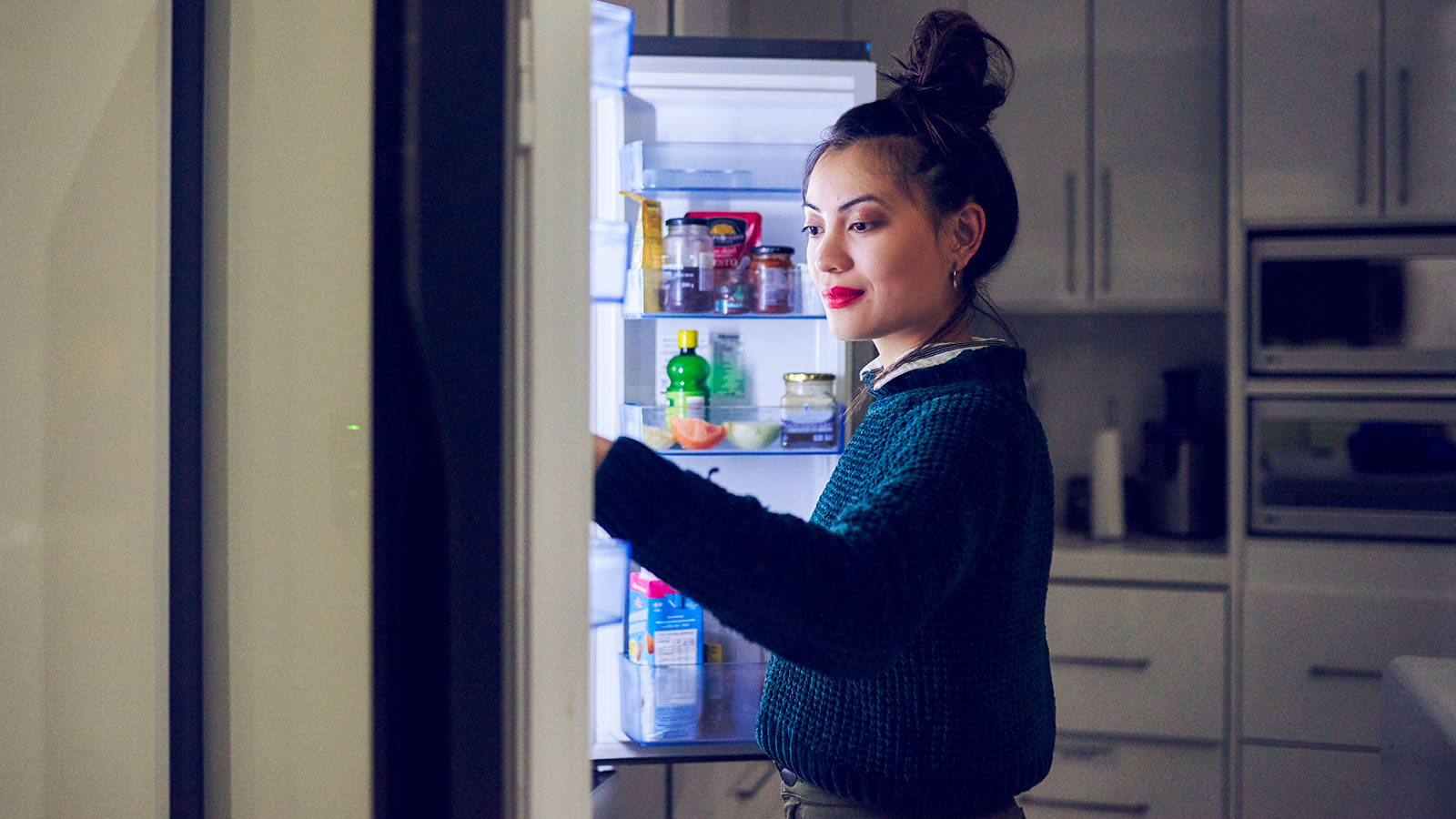 Addicted to Midnight Snacking? 6 Ways to Curb Unhealthy Late-Night Food  Cravings